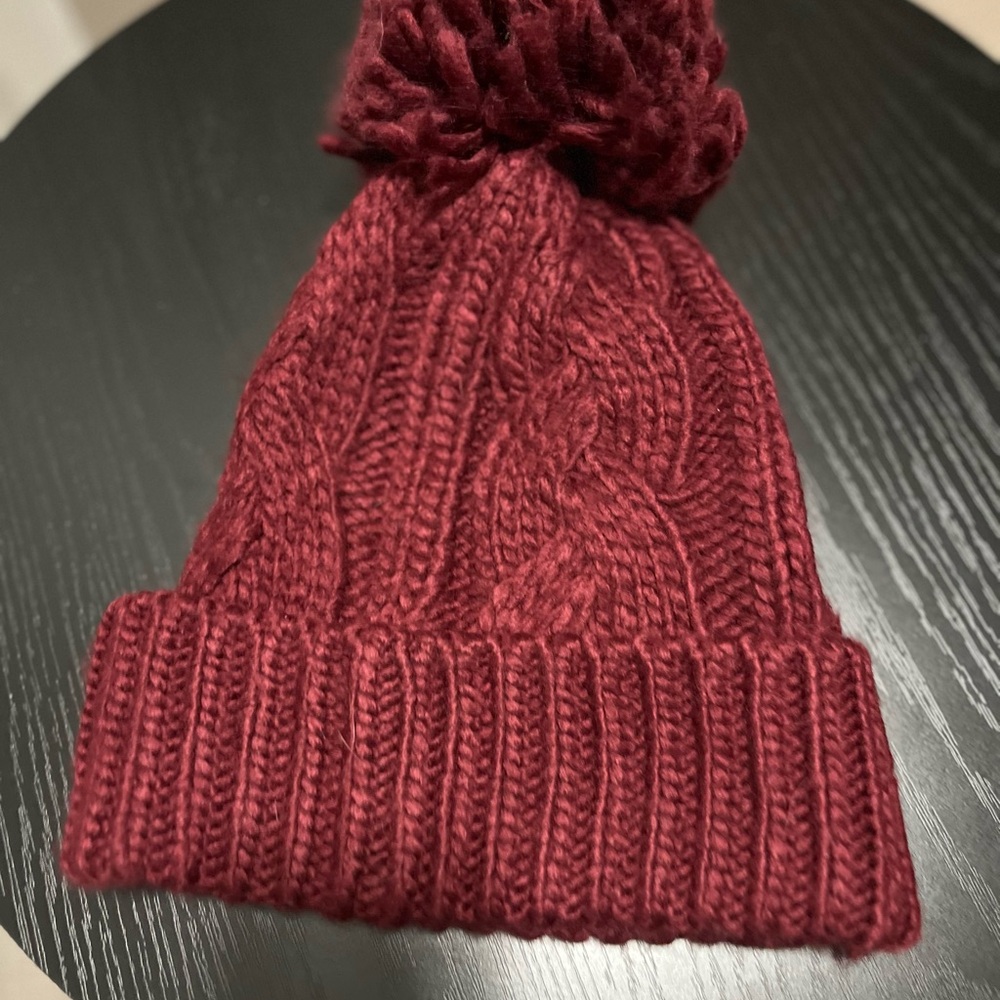 NWT Michael Kors Burgundy Cable Knit PomPom Hat - Picture 2 of 2